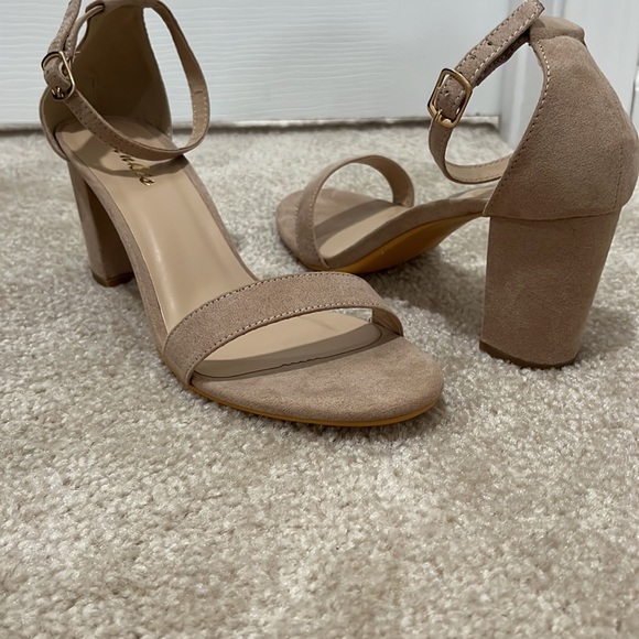 Nude Pumps - Picture 3 of 3